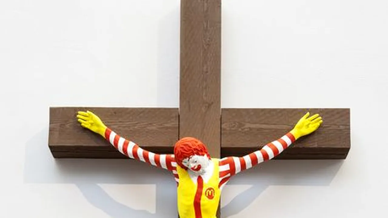 MCJESUS a generat un val de VIOLENȚE în Israel. Protestatarii, deranjați de imaginea clovnului Ronald McDonald CRUCIFICAT