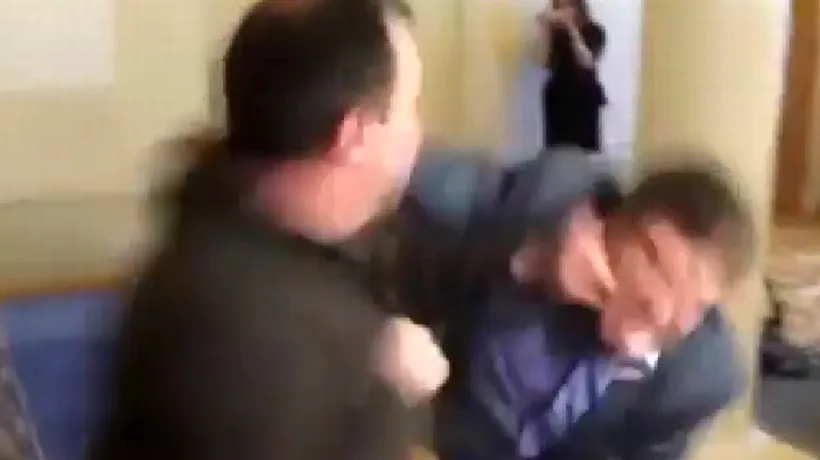 Scene de necrezut în Parlamentul ucrainean: doi politicieni s-au luat la bătaie