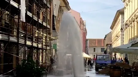 Imagini spectaculoase la Timișoara după ce o mașină a lovit un hidrant