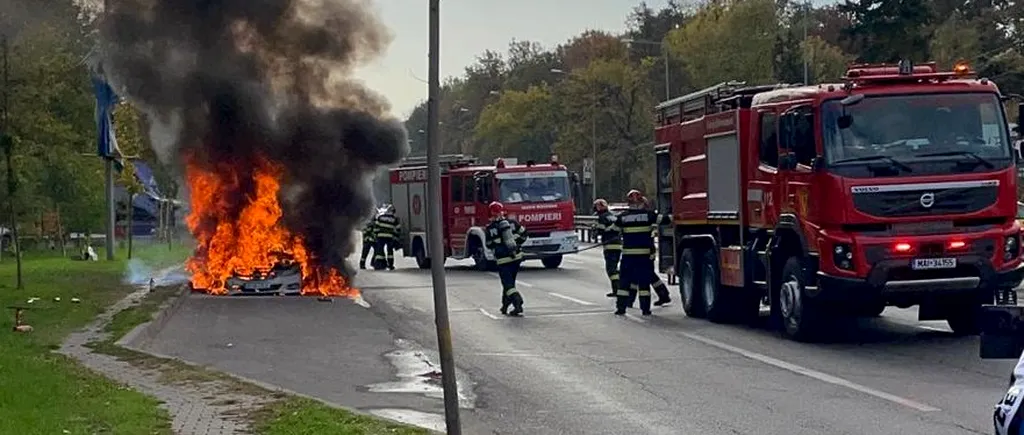 FOTO - VIDEO | Mașină în flăcări în Capitală. Circulația este blocată în zona Academiei