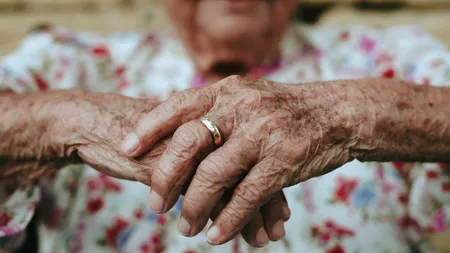 Dialog șocant între o pacientă de 80 de ani și medic: „Nu mă vaccinez, am auzit la televizor că rămân sterilă”