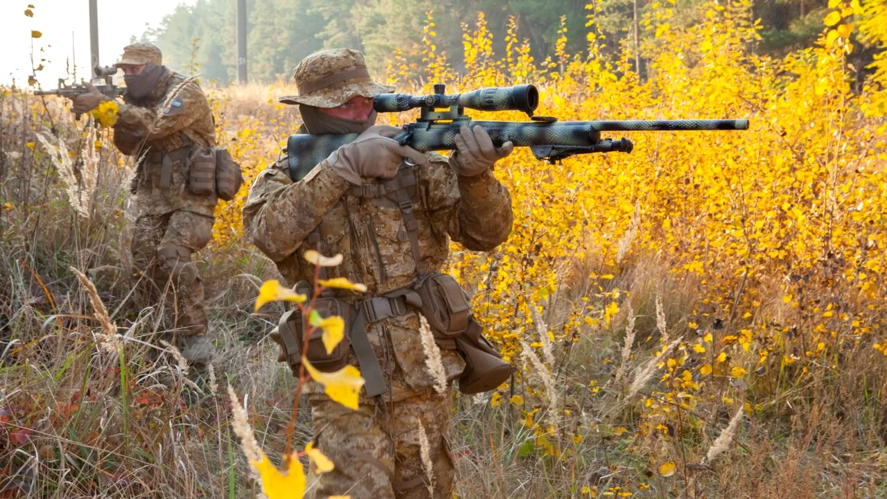 Un LUNETIST american preferă să lupte cu arme sovietice decât cu cele americane. Care este motivul