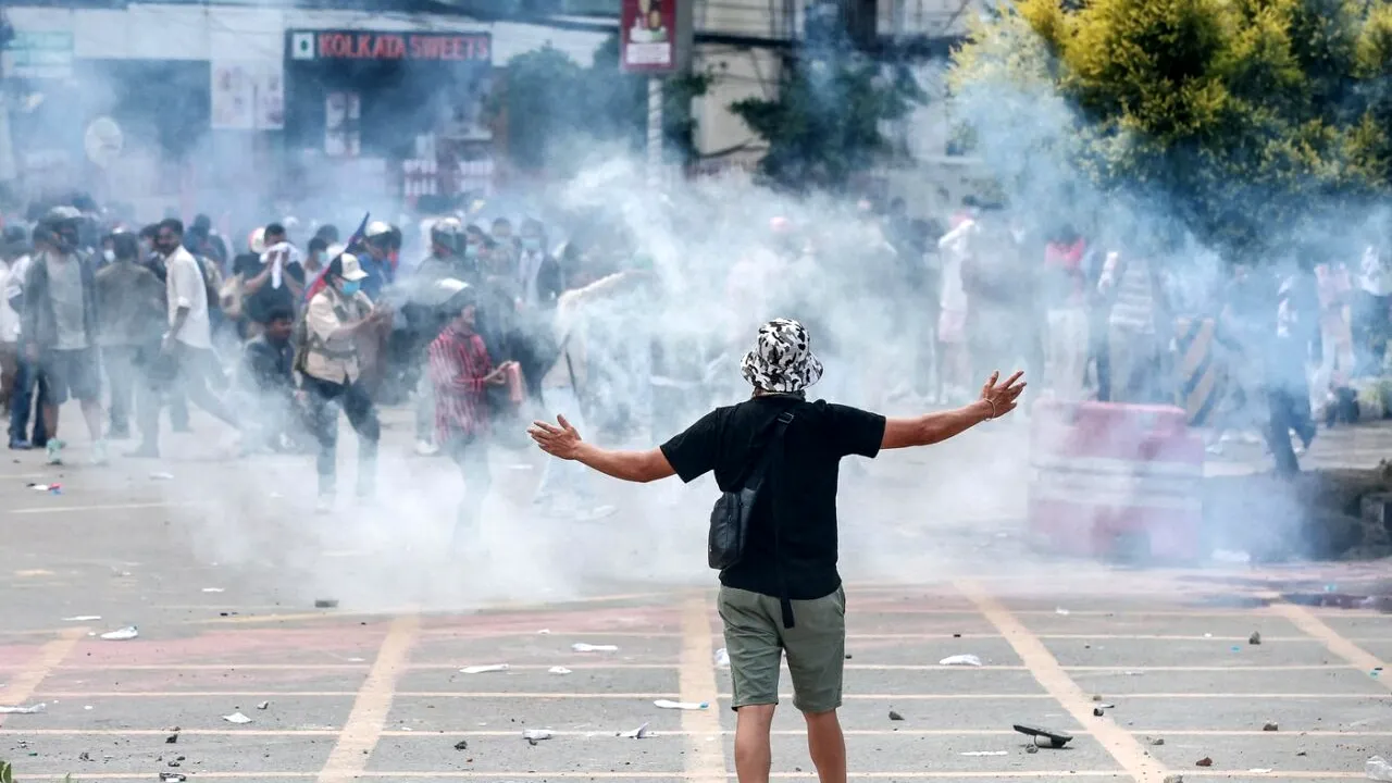 Cel puțin 11 morți și zeci de răniți în NEPAL: Poliția a deschis focul asupra mulțimii care protesta la Parlament împotriva interzicerii social media