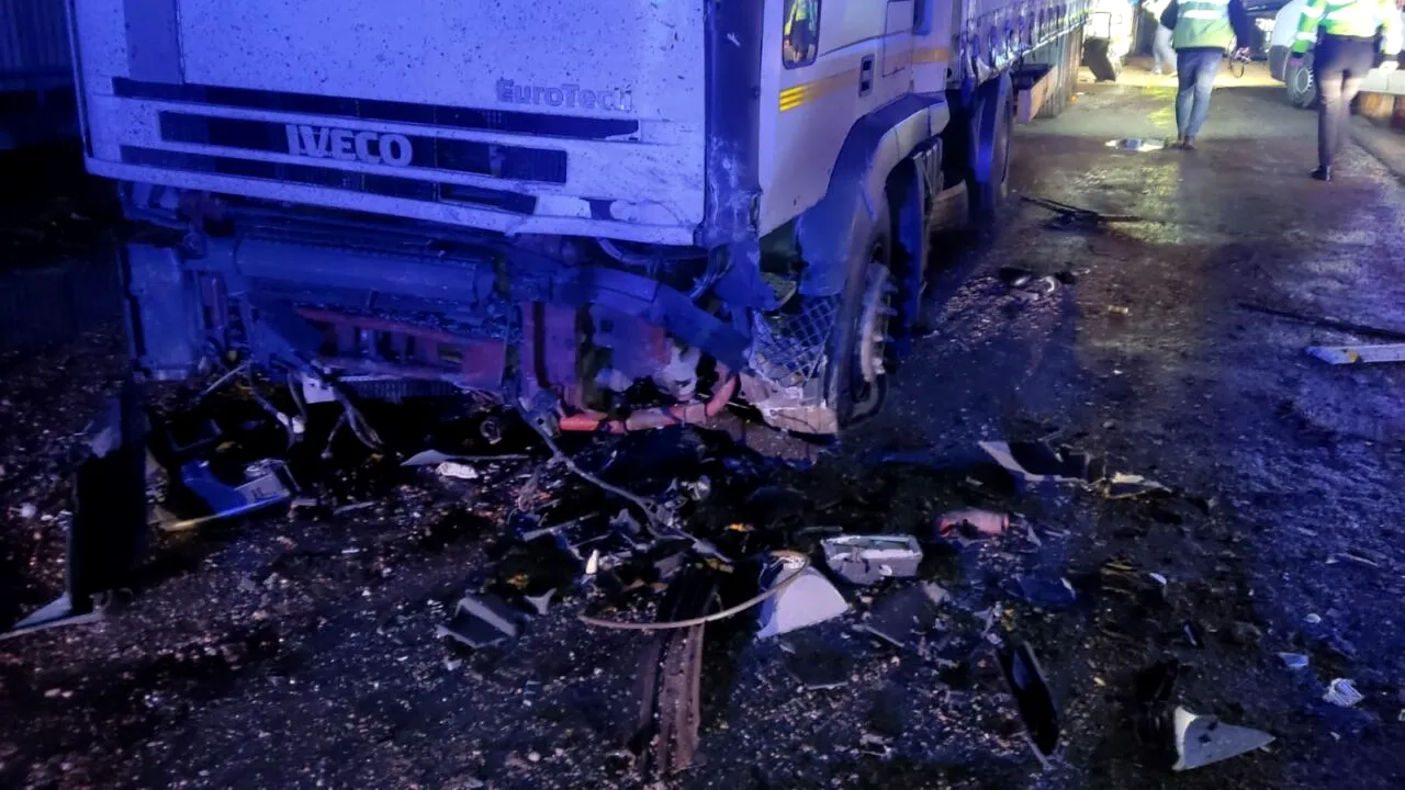 Doi tineri din Dâmbovița au murit după ce s-au izbit cu mașina de un TIR parcat. Impactul a fost devastator
