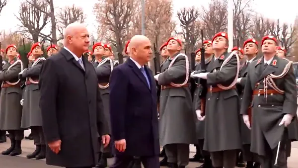 Cancelarul Austriei îl primește pe premierul Ilie Bolojan cu onoruri militare. Stocker: „Austria susține în mod expres aderarea României la OCDE”