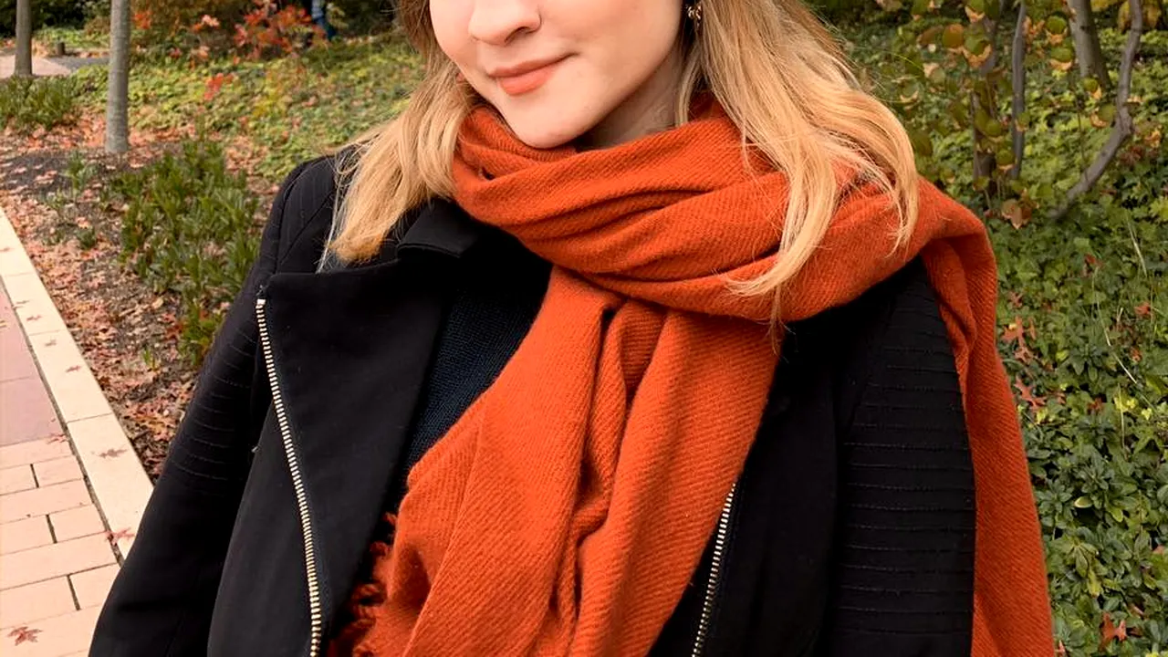 EMOȚIONANT. O studentă româncă, aflată în izoalare în Marea Britanie, a ciocnit ouă roșii cu familia, „prin ecran”