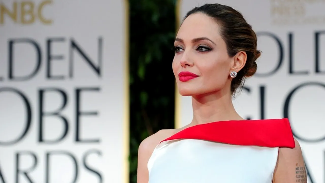 O fotografie în care Angelina Jolie pozează topless alături de un cal alb, scoasă la licitație