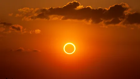 VIDEO EXCLUSIV | Imagini spectaculoase cu eclipsa parțială de soare, surprinse în București / Soarele, acoperit în proporție de 44%