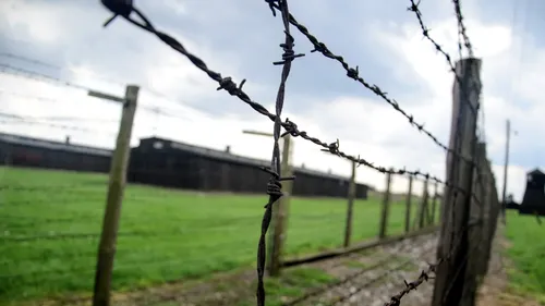 O fostă funcționară a unui lagăr nazist, judecată pentru complicitate la uciderea a peste 10.000 de oameni, a fugit înainte de proces