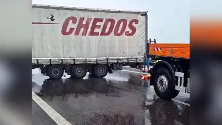 Coloană de 2 km pe A1 după ce un TIR s-a răsturnat la Căteasca