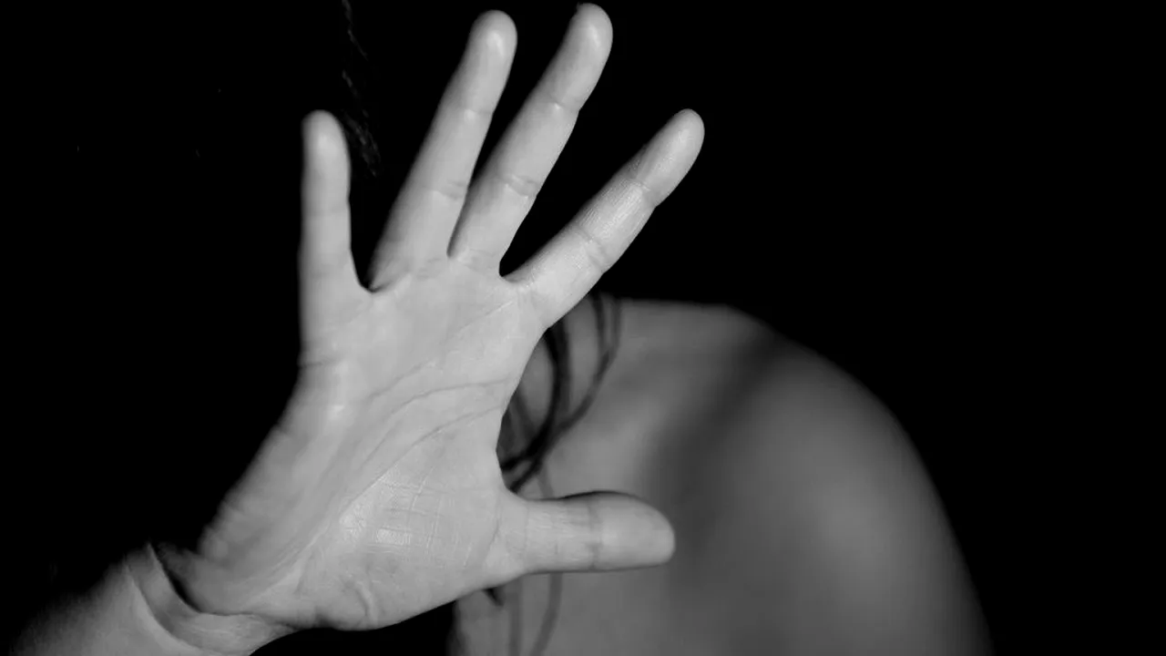 Tânără ținută captivă într-o locuință din Călărași, salvată de fosta soacră, care a chemat Poliția