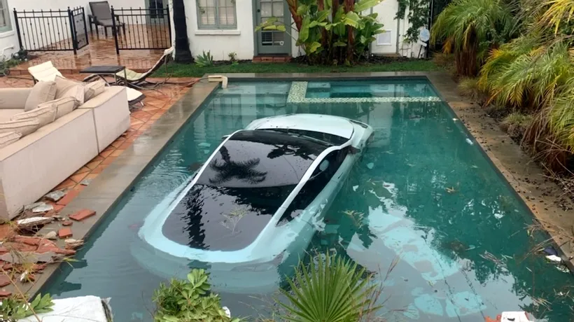 Un șofer de Tesla a încurcat frâna cu accelerația și a „parcat” mașina direct în piscină