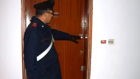 Un român din Italia s-a trezit la ușă cu carabinierii, după ce vecinii sunaseră la Poliție, crezând că ȚIPĂ la nevastă. Cu cine se certa, de fapt