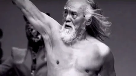 Acest  chinez care defilează la bustul gol pe catwalk este un adevărat fenomen. Acum a fost declarat cel mai sexy bunic