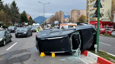 Un Duster s-a răsturnat după coliziunea cu o altă mașină, pe o stradă din Brașov