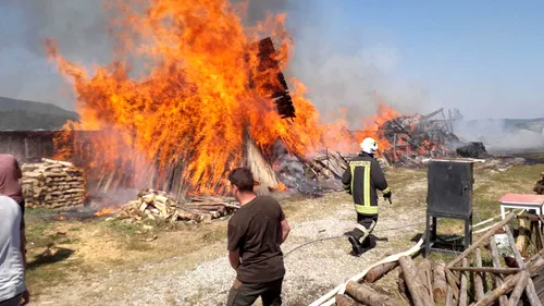 Incendiu puternic la un depozit de material lemnos, în Sibiu: Pompierii intervin pentru a stinge flăcările - FOTO