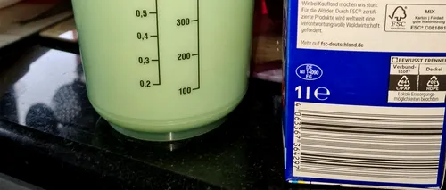 Un client a cumpărat o cutie „de 1 litru” de LAPTE din supermarket. Ajuns acasă, a măsurat conținutul. Ireal ce cantitate era în cutie, de fapt