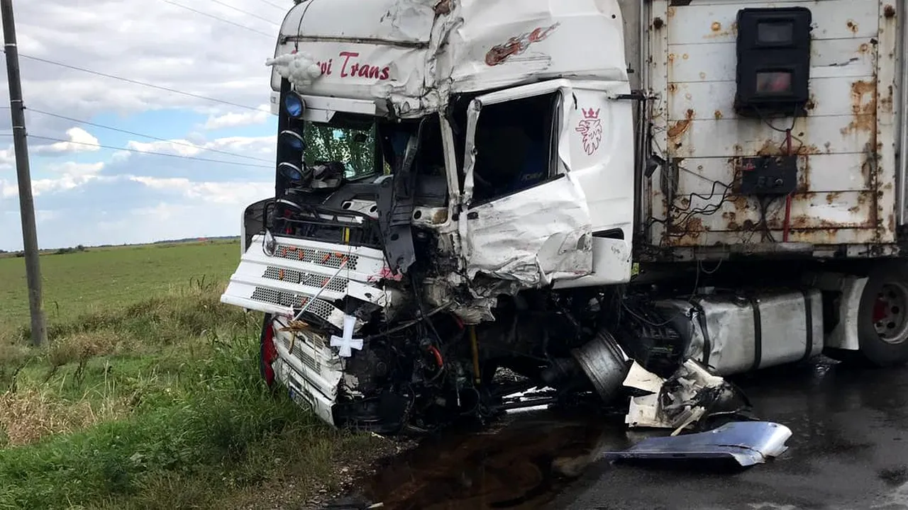 FOTO | Carambol cu un autoturism și două TIR-uri, pe un drum din Dâmbovița. „Sunt scurgeri de substanțe periculoase din recipientele transportate de unul dintre autotrenuri”