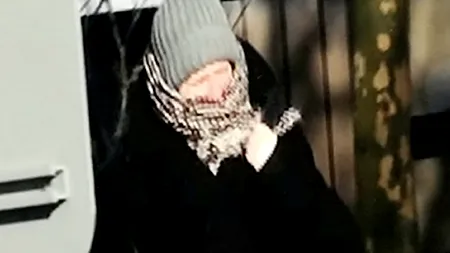 Bărbat scund deghizat în „bunică