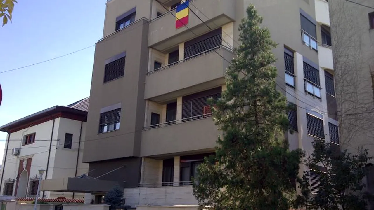 Adrian Năstase și-a arborat tricolorul la balconul vilei din Zambaccian