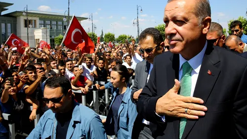 Ofensiva totală a lui Erdogan. Premierul Turciei anunță că „armata se va subordona direct președintelui
