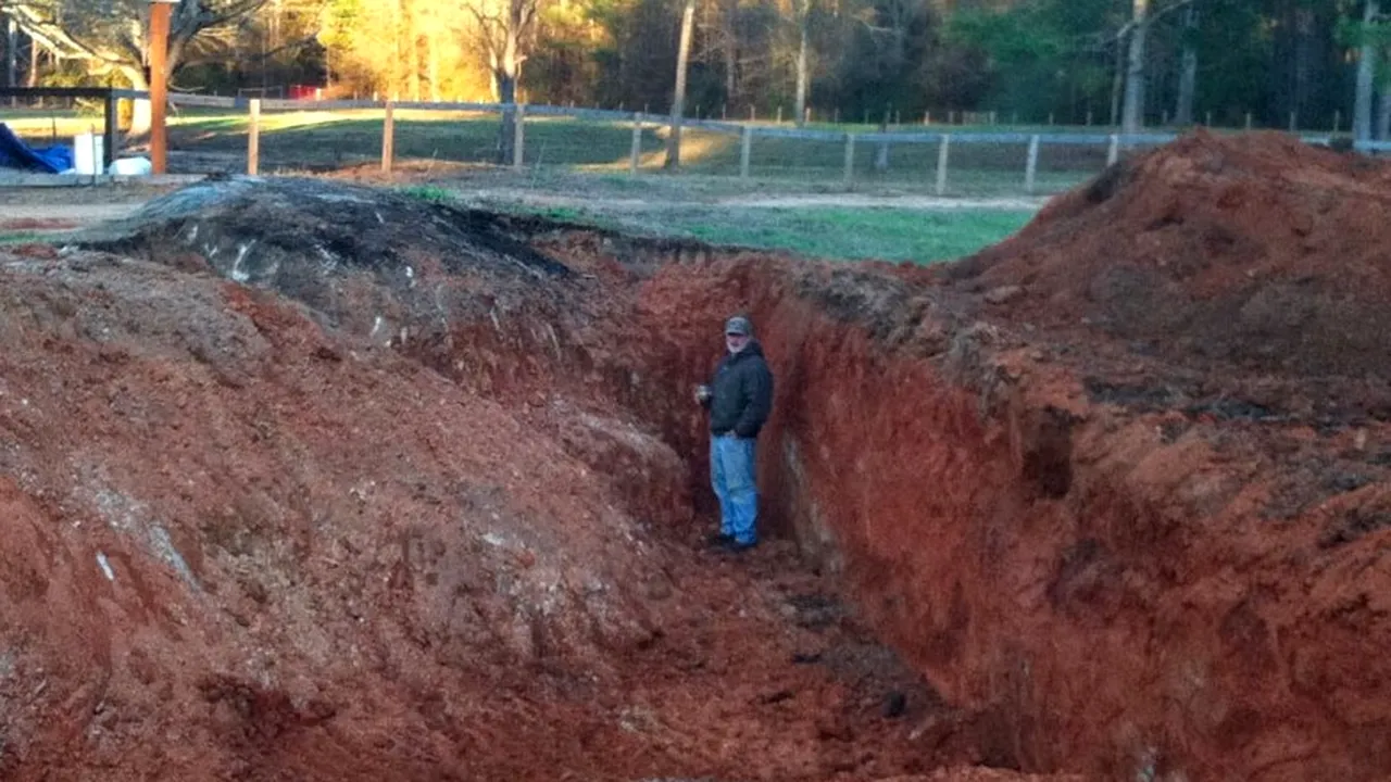 Un bărbat s-a săturat de priveliștea din curtea casei și a început să sape. Ce a ieșit, după trei ani de muncă, e spectaculos - FOTO, VIDEO