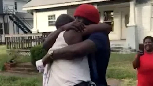 Un tată a izbucnit în lacrimi, după ce fiul său i-a cumpărat o camionetă nouă, pentru a se putea deplasa la serviciu - VIDEO