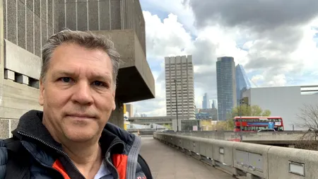 EXCLUSIV | Secretul serialului „Sex Education”, dezvăluit de Deon Du Preez, supervising location manager. 