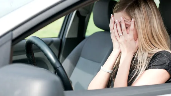 Șoferii, loviți de noi reguli, scumpiri și AMENZI direct pe telefon din 2026. Mulți deja se gândesc să renunțe la mașină