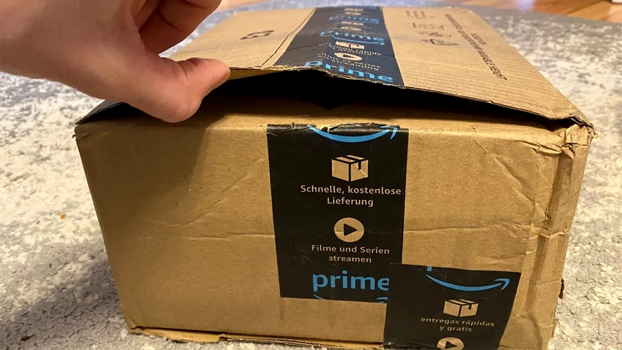 A crezut că e o glumă! Ce a PRIMIT un client care a comandat un smartphone de pe Amazon