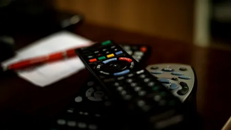 Gest impresionat făcut de un prezentator TV: Își donează întreg salariul pe un an de zile pentru a-i ajuta pe bătrâni să aibă televiziune gratuit
