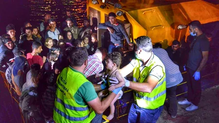 157 de migranți, între care 56 de copii, la bordul ambarcațiunii ce plutea în derivă pe Marea Neagră. VIDEO