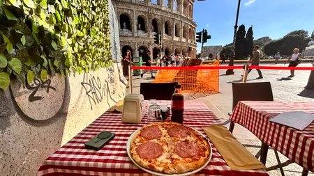 Prețul plătit de un turist român pentru a mânca o PIZZA lângă Colosseumul din Roma: „Nu e ca la Pizza Hut sau ca-n Centrul Vechi al Bucureștiului”