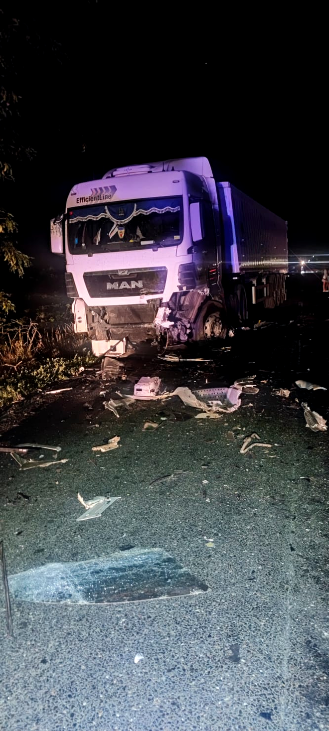 FOTO: Accident fatal în Buzău. Tatăl și fiica de 16 ani, morți după ce au intrat cu mașina într-un camion / Soția șoferului, transportată la spital