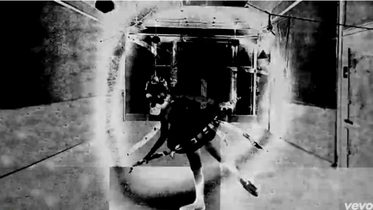 AVERTISMENT. Un videoclip regizat de David Lynch ar putea induce convulsii cerebrale. VIDEO
