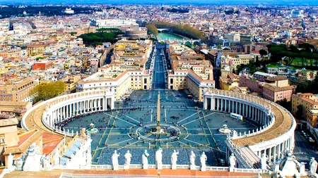 Panică la Vatican. Un bărbat înarmat cu mai multe cuţite a început să amenințe că-i va ucide pe turiștii din Piața Sfântul Petru