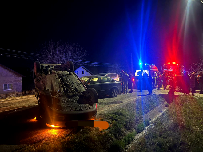 Accident spectaculos în Bistrița: O mașină s-a răsturnat