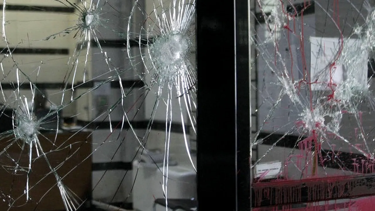 Sediul unui gigant din industria farmaceutică, vandalizat de anarhiști, după ce politicieni și doctori au primit mită de la compania elvețiană într-un caz de corupție de miliarde de euro