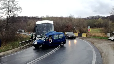 Un autoturism s-a ciocnit cu un autocar în care erau 40 de persoane în județul Sibiu