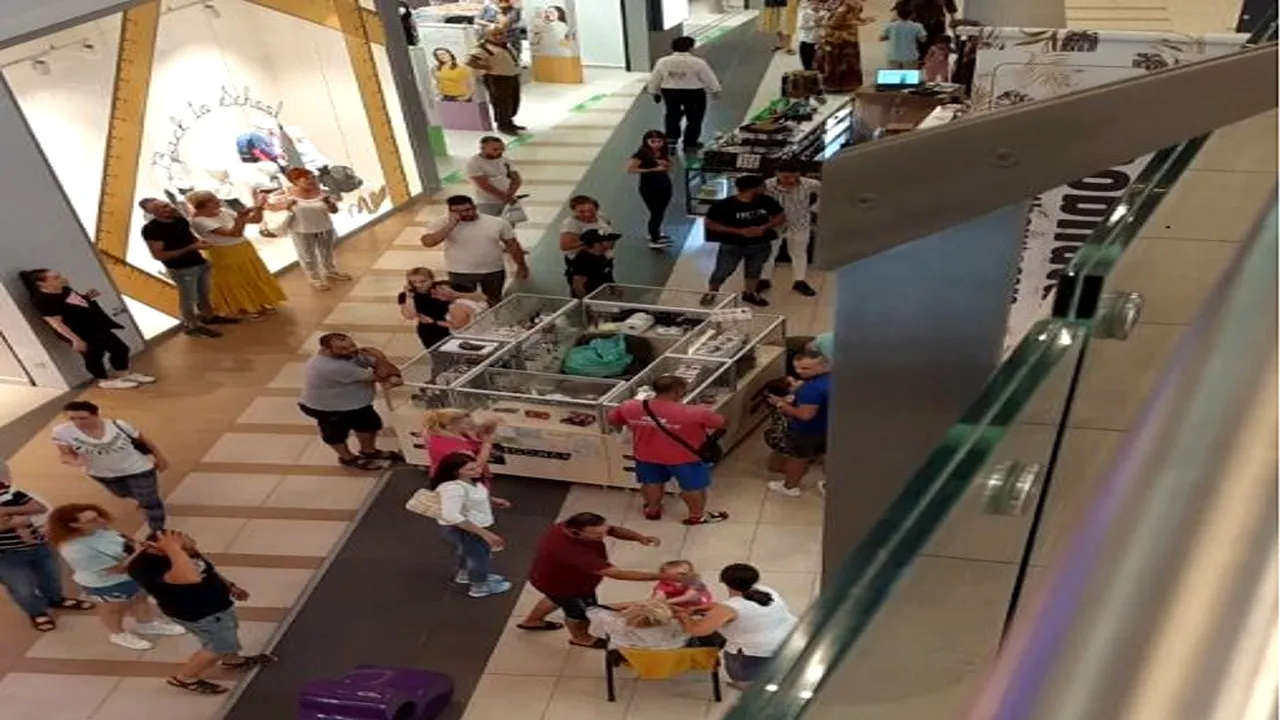 Un copil de un an și patru luni a căzut de la etaj într-un mall din Arad. Internat la Timișoara în stare gravă