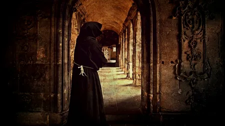 Un călugăr a fost găsit mort de frig, într-o râpă din județul Botoșani