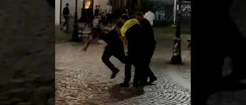 EXCLUSIV | Scene comice cu patru polițiști locali care încătușează un bărbat, în Centrul Vechi. Agenții au căzut unii peste alții!