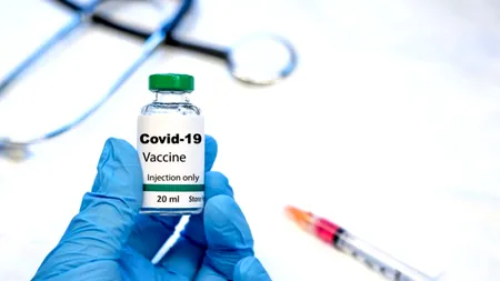 Vaccinul anti-COVID-19 din Regatul Unit, testat pe români. Cum se simte Silvia Câmpeanu după ce i-a fost administrat serul. “Am avut o ușoară durere de cap, dar...”