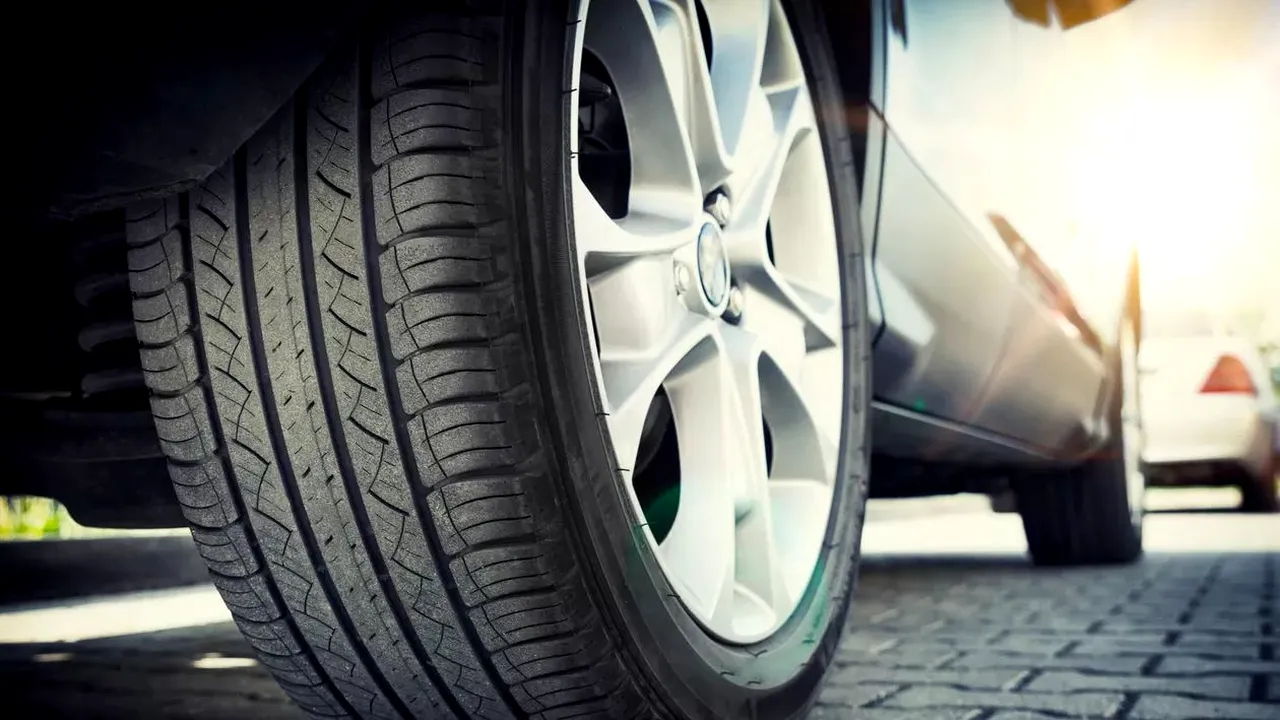 Cum alegi corect anvelopele de iarnă. Fostul pilot Titi Aur explică ce se întâmplă când conduci mașina cu anvelope de vară la temperaturi sub 6 grade