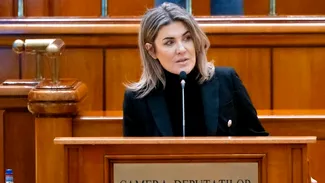 Deputata AUR Gianina Șerban îi acuză pe jandarmii din Piața Victoriei de abuz: „Nu am voie să traversez pentru că sunt membru AUR”