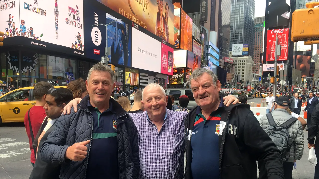 Se plimba liniștită pe Times Square când trei turiști au rugat-o să le facă o poză. Surpriză: Niciunul nu avea telefon. Cum a reușit tânăra să le trimită fotografia