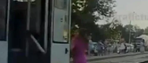 VIDEO ȘOCANT. O tânără și-a pierdut un picior după ce a fost lovită în plin de un tramvai 