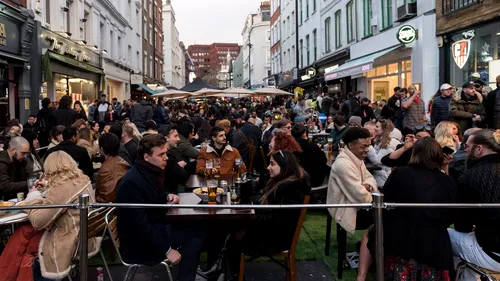Relaxarea restricţiilor în Marea Britanie. Pub-urile din centrul Londrei au fost pline