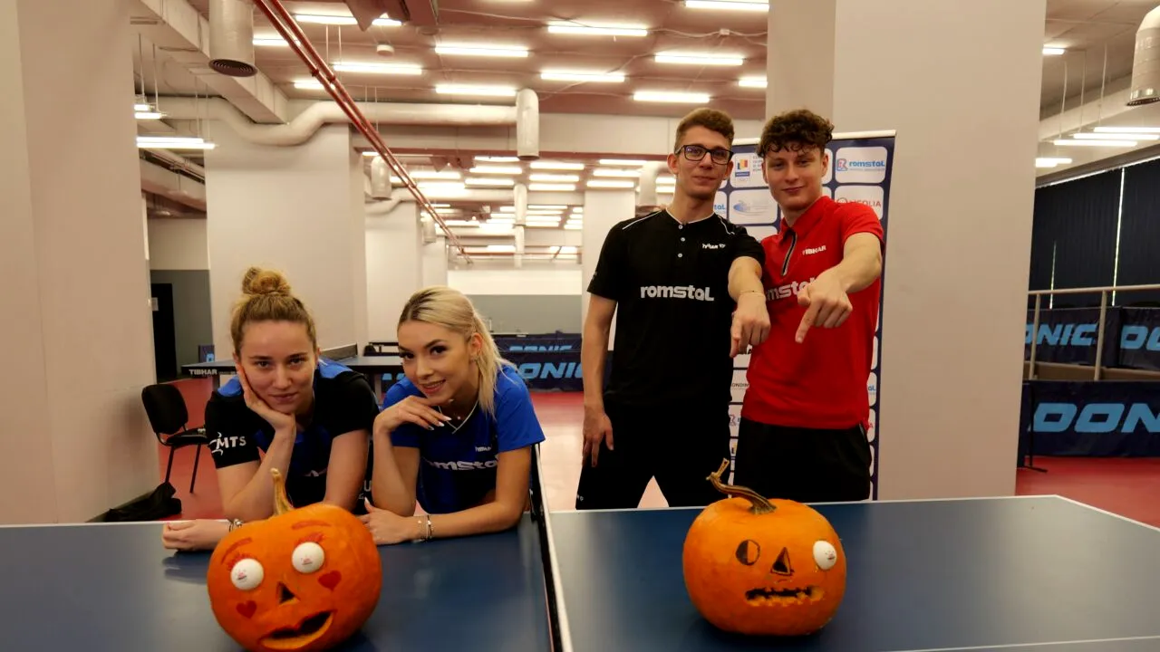Campionii de la TENIS de masă sunt gata de Halloween!