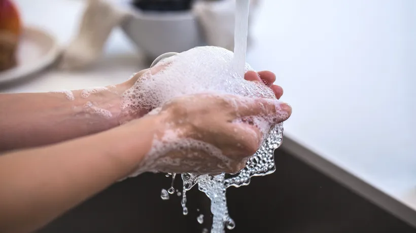 Studiu: Pandemia i-a învățat pe români să se spele pe mâini. Folosesc mai des și săpunul, și dezinfectanții